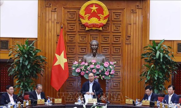 PM Nguyen Xuan Phuc memimpin sidang membahas solusi mendorong produksi dan bisnis