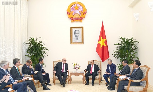 PM Viet Nam, Nguyen Xuan Phuc menerima Menteri Ekonomi dan Energi Jerman dan Presiden Direktur Eksekutif Grup VISA (AS)