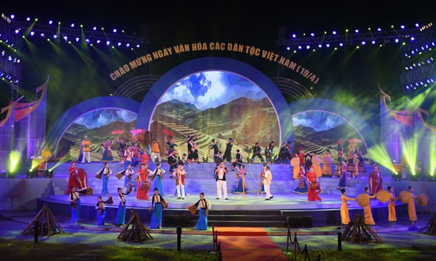 “Simfoni multi-warna” menyambut Hari Kebudayaan Etnis-Etnis Viet Nam tahun 2019
