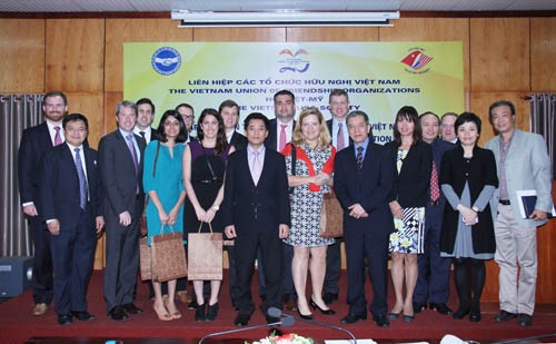 Para pemimpin Gabungan Asosiasi Persahabatan Viet Nam menerima delegasi Asisten Legislator AS