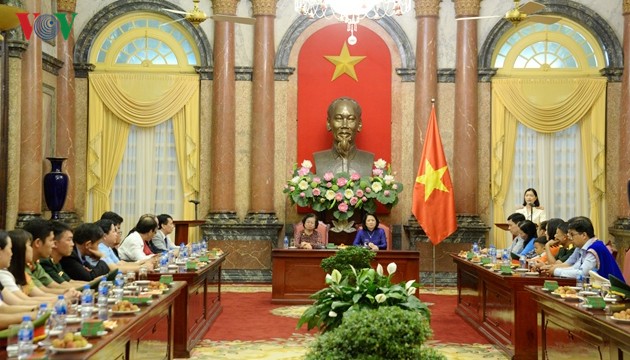Wakil Presiden Vietnam, Dang Thi Ngoc Thinh bertemu dengan delegasi yang mendapat Penghargaan Vu A Dinh