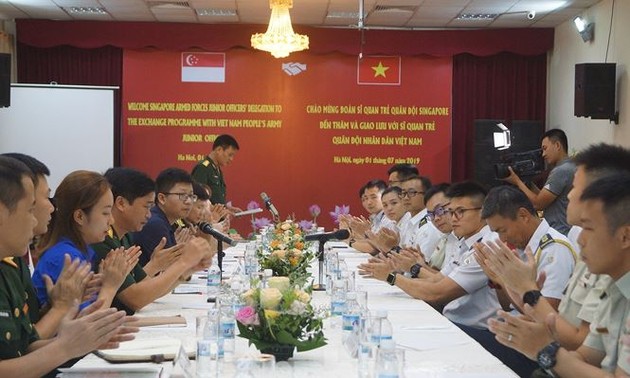 Tukar-menukar pengalaman antara perwira muda Vietnam-Singapura