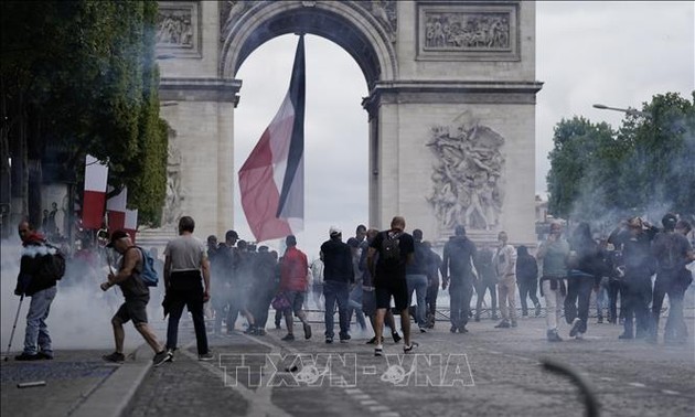 Bentrokan antara polisi dan demonstran “rompi kuning” segera setelah acara parade militer di Perancis