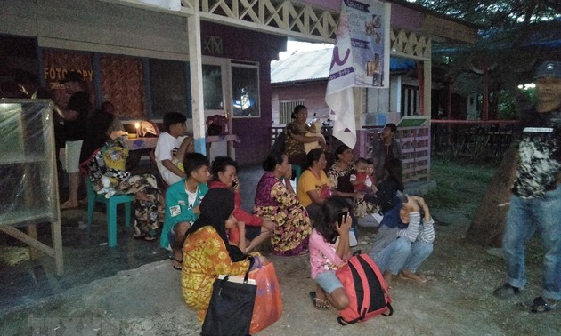 Ribuan orang mengungsi setelah gempa bermagnitudo 7,3 di Indonesia Timur