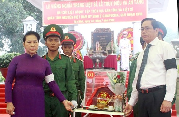 Ketua MN Nguyen Thi Kim Ngan menghadiri upacara belasungkawa dan upacara pemakaman tulang belulang martir di Provinsi Tay Ninh