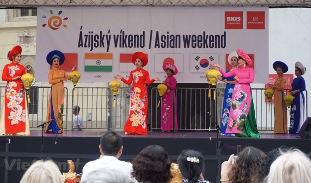 Kental dengan kebudayaan Vietnam dalam pesta “ASIAN WEEKEND 2019” di Slovakia