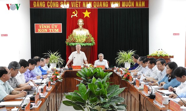 Anggota Harian Sekretariat  KS PKV Tran Quoc Vuong melakukan temu kerja  dengan pimpinan  Komite Partai Provinsi Kon Tum