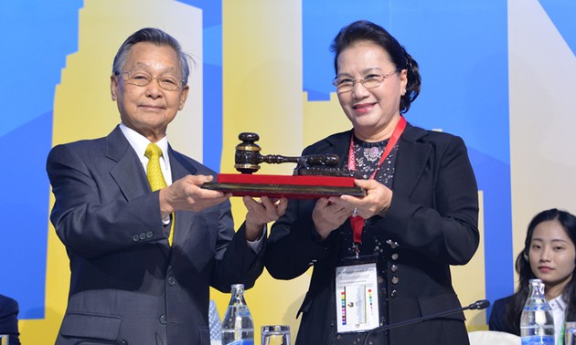 Ketua MN Nguyen Thi Kim Ngan menerima jabatan sebagai Ketua AIPA 41