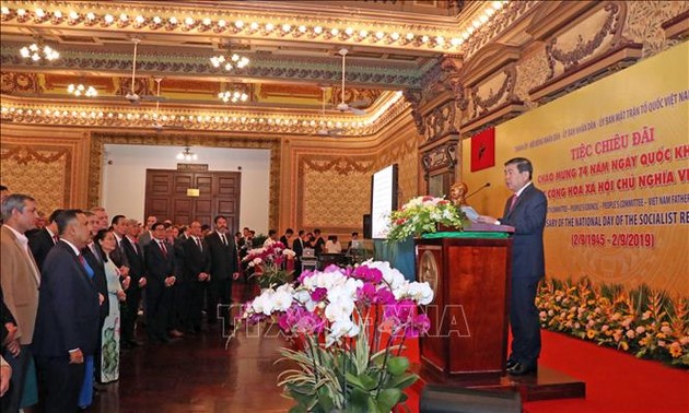 Kota Ho Chi Minh mengadakan resepsi untuk menyambut Hari Nasional Vietnam