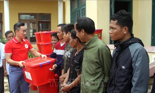 Pengurus Besar Lembaga Palang Merah Vietnam membantu warga Provinsi Quang Tri yang menderita kerugian karena hujan dan banjir