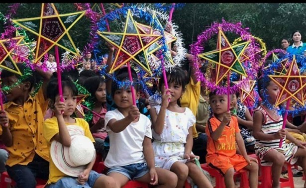 Mengadakan kegiatan-kegiatan Festival Medio Musim Rontok untuk anak-anak di banyak daerah
