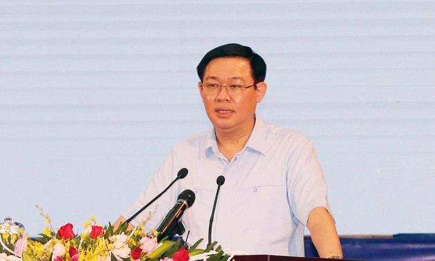 Deputi PM Vuong Dinh Hue membimbing orientasi pengembangan Provinsi Dac Lak