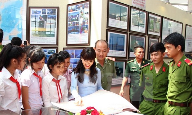 Pameran dokumen “Hoang Sa, Truong Sa milik Vietnam: Bukti-bukti sejarah dan hukum” di Provinsi Binh Thuan