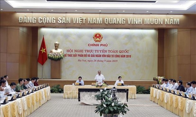 PM Nguyen Xuan Phuc memimpin Konferensi Nasional Online tentang pendorongan, alokasi dan pengucuran modal investasi publik tahun 2019