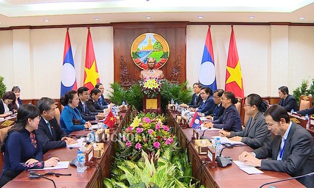 Ketua MN Nguyen Thi Kim Ngan melakukan pembicaraan dengan Ketua Parlemen Laos, Pany Yathotou