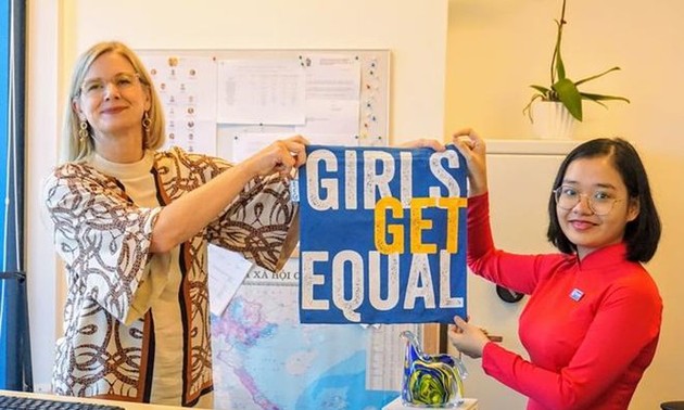 Menyambut Hari Internasional Anak Perempuan 11/10: Dubes Swedia memberdayakan anak-anak perempuan Vietnam