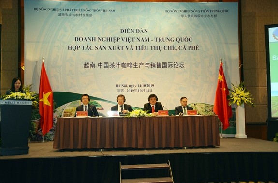 Forum kerjasama pengembangan produksi dan pemasaran teh dan kopi Vietnam-Tiongkok