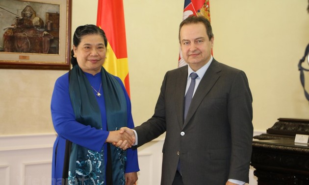 Wakil Harian Ketua MN Tong Thi Phong melakukan pertemuan dengan Deputi Pertama PM Serbia dan menghadiri acara penutupan Majelis Umum IPU-141