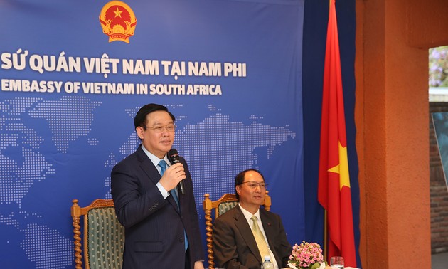 Deputi PM Vuong Dinh Hue Melakukan Kunjungan di Kedutaan Besar Vietnam di Afrika Selatan