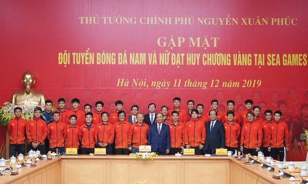 PM Nguyen Xuan Phuc Melakukan Pertemuan dengan Dua Tim Sepak Bola Putra dan Putri Vietnam  
