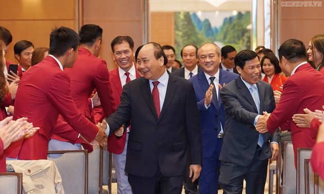 PM Vietnam, Nguyen Xuan Phuc Bertemu Dengan Kontingen Olahraga Vietnam yang Mencapai Prestasi Tinggi di Sea Games 30