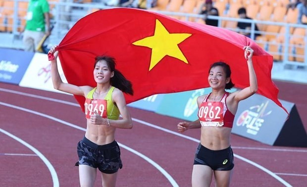 Menyampaikan Hadiah kepada Para Tim Vietnam yang Meraih Prestasi Tinggi di Sea Games 30