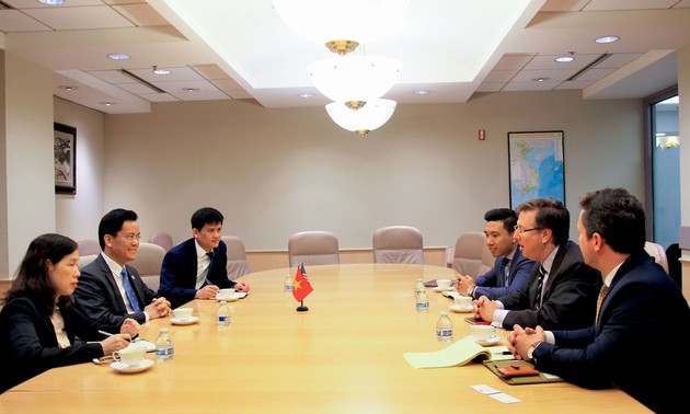 Vietnam dan AS mendorong kegiatan-kegiatan kerjasama perdagangan, investasi dan pariwisata bilateral