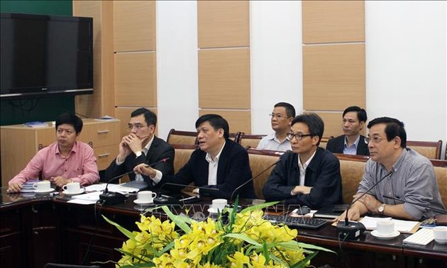  Wakil PM Vu Duc Dam memeriksa Pusat Pengelolaan dan Penyelenggaraan Online membantu pengobatan wabah COVID-19