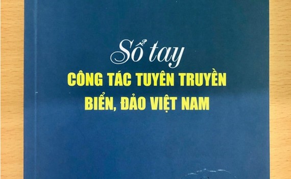 Menerbitkan buku sosialisasi laut dan pulau Vietnam