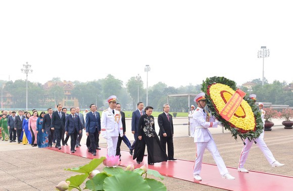 Delegasi para pemimpin Partai, Negara, Pengerus Besar Front Tanah Air Vietnam dan para anggota MN mengunjungi Mousoleum untuk berziarah kepada Presiden Ho Chi Minh