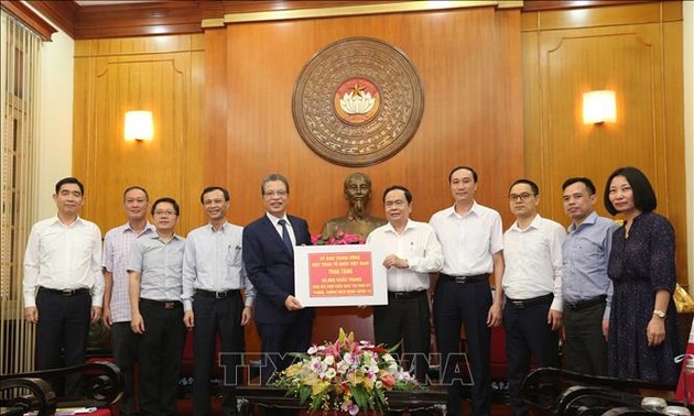 Komunitas orang Vietnam di luar negeri secara aktif mendukung pekerjaan melawan wabah Covid-19 di negaranya