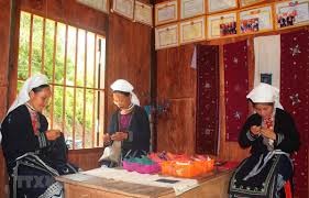 Memperkenalkan sepintas-lintas tentang produk bordir kain ikat dari kaum perempuan etnis minoritas Dao Tien 