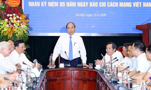 PM Nguyen Xuan Phuc mengunjungi kantor  “Koran Nhan Dan” sehubungan dengan peringatan ultah ke-95 Hari Pers Revolusioner Viet Nam