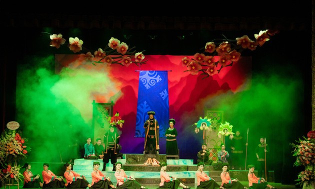 Pertunjukan lakon opera Cai Luong yang khas dengan tema: “Kisah Cinta Khau Vai”