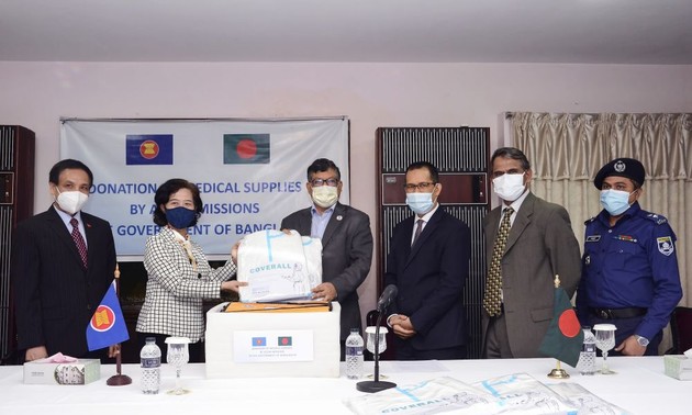 Komite ASEAN di Dhaka menyerahkan peralatan medis bagi Bangladesh