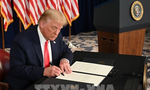 Presiden D.Trump menandatangani dekrit memperluas paket bantuan pengangguran