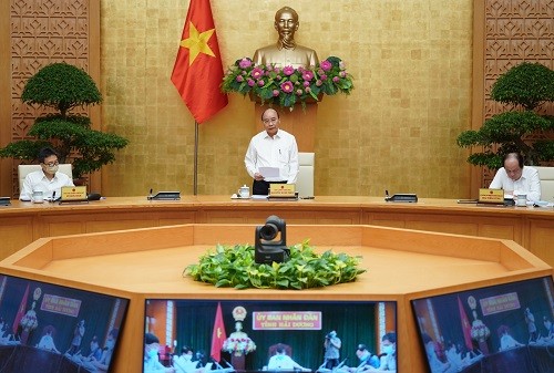 PM Nguyen Xuan Phuc memimpin konferensi nasional online tentang pengucuran modal investasi publik