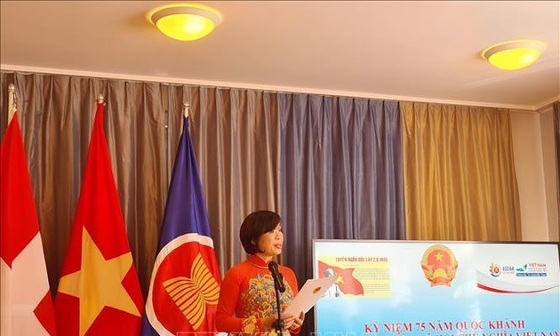 Badan Perwakilan Diplomatik Vietnam di Jeneva Bertemu dengan Perantau Vietnam Sehubungan dengan Peringatan Ultah ke-75 Hari Nasional Vietnam