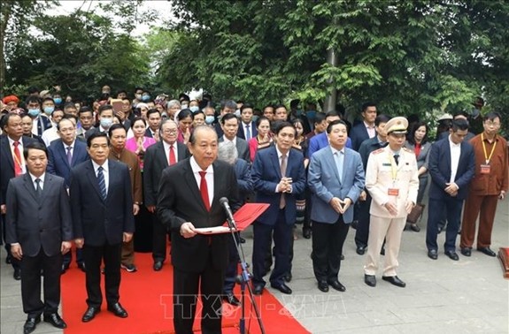 Delegasi Peserta Kongres Nasional Etnis-Etnis Minoritas Membakar Hio untuk Mengenangkan Para Raja Hung dan Berziarah kepada Presiden Ho Chi Minh