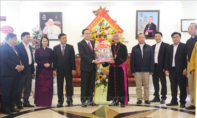 Ketua Pengurus Besar Front Tanah Air Vietnam Mengucapkan Selamat Hari Natal di Berbagai Daerah 