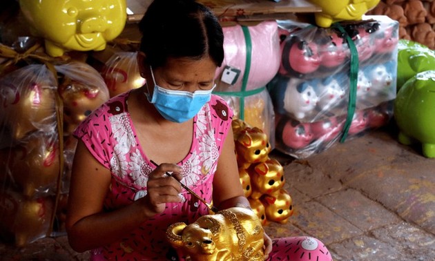 Desa Keramik di Provinsi Binh Duong Buat “Kerbau Emas” pada Hari Raya Tet