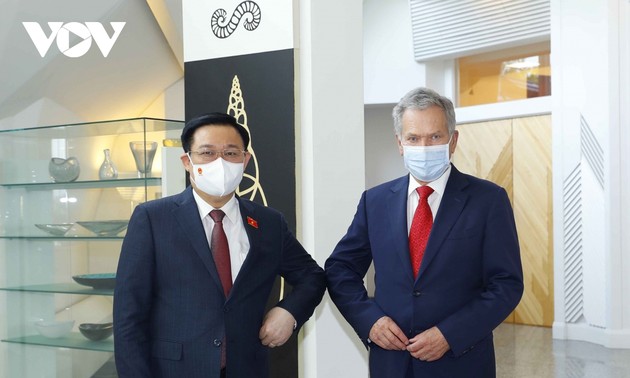 Ketua MN Vuong Dinh Hue Melakukan Bertemu dengan Presiden Republik Finlandia