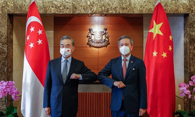 Menlu Tiongkok, Wang Yi Lakukan Pembicaraan dengan Menlu Singapura