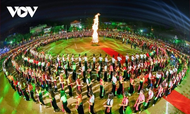 Konservasikan dan Kembangkan Lebih Lanjut Pusaka Budaya Nonbendawi Umat Manusia “Xoe Thai”