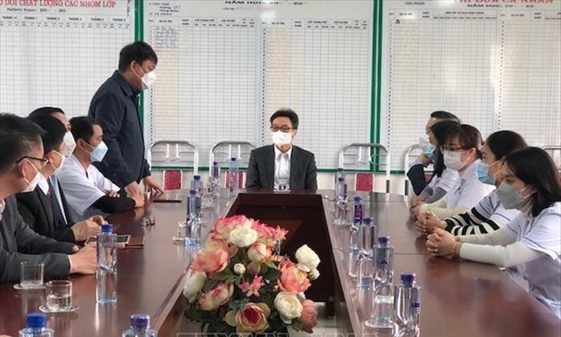 Deputi PM Vu Duc Dam Kunjungi dan Ucapkan Selamat Kepada Beberapa Basis Medis Sehubungan Dengan Hari Dokter Vietnam 27 Februari