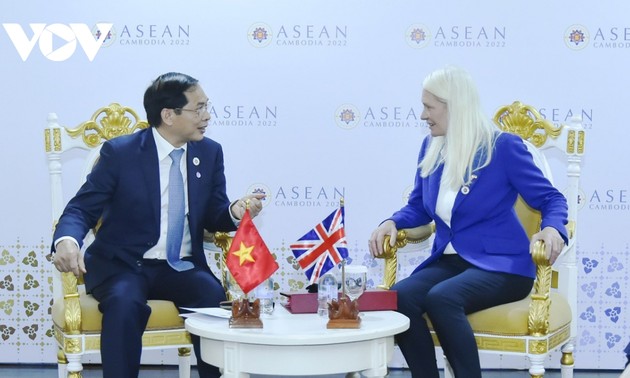 Menlu Bui Thanh Son Lakukan Kontak Bilateral di Konferensi Menlu ASEAN ke-55