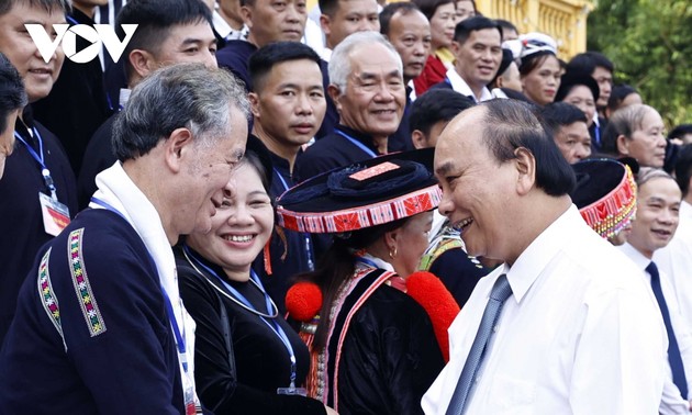 Presiden Nguyen Xuan Phuc Bertemu dengan Para Wakil Etnis Minoritas di Provinsi Cao Bang