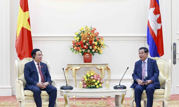 Ketua MN Vuong Dinh Hue Berpamitan Kepada Raja dan Bertemu dengan Ketua Majelis Tinggi Kamboja