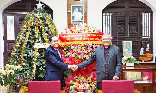Wakil Ketua Tetap MN Tran Thanh Man Kunjungi dan Ucapkan Selamat Hari Natal di Kota Da Nang