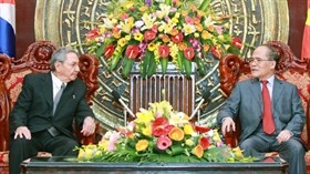 Parlamentspräsident Nguyen Sinh Hung empfängt Kubas Präsident Raul Castro